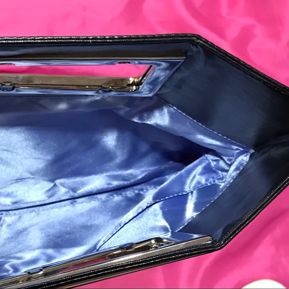 TOMMY HILLFIGER BAG, COOL DESIGN, CAN BE USED AS CLUTCH OR OPEN UP TO BIGGER BAG - Picture 3 of 3